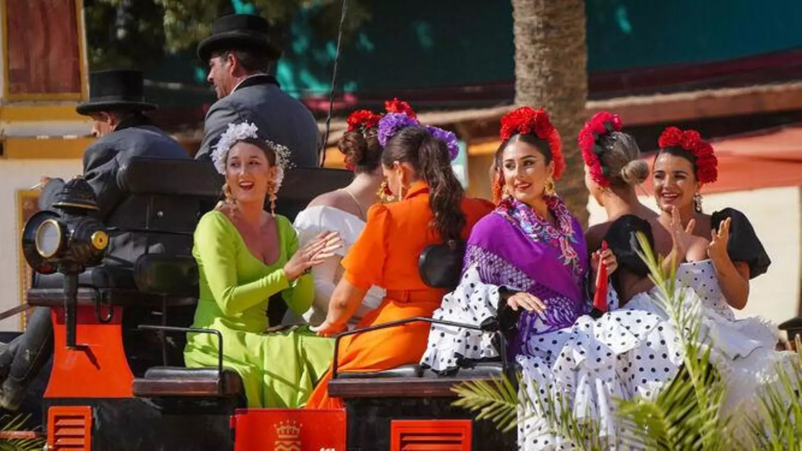 Un grupo de mujeres en coche de caballo en la Feria de Jerez