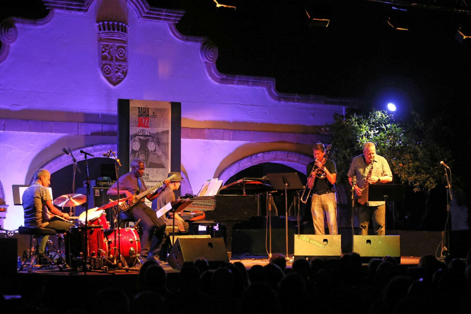 'Bobby Previte Classic Bump Band' durante el concierto el sábado por la noche en el Bahía Jazz Festival.