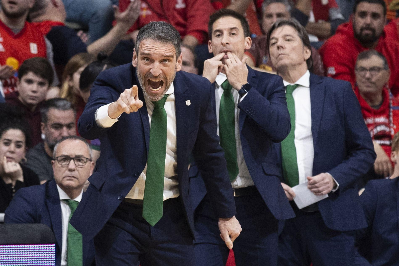 Ibon Navarro, durante el partido con su staff atrás.