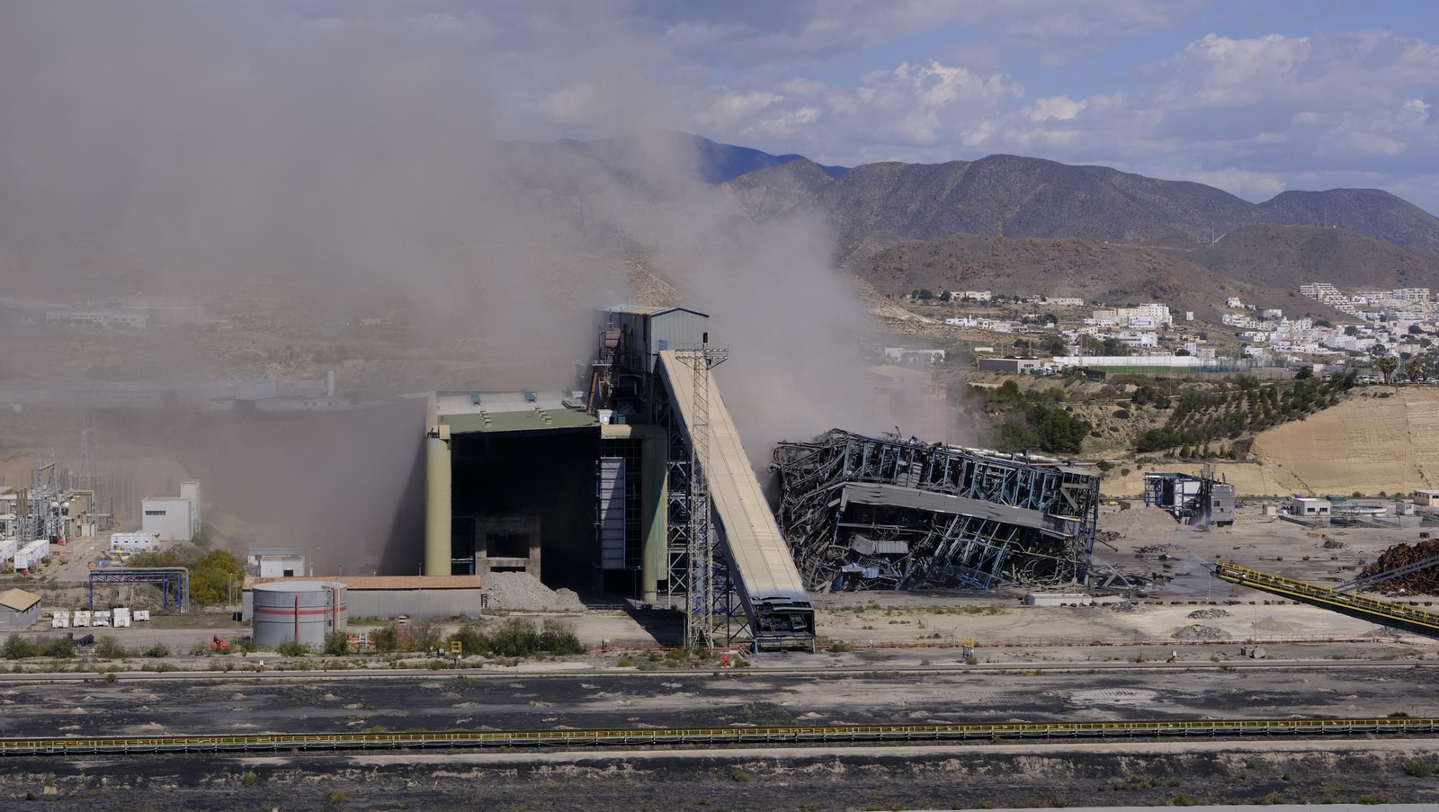 La voladura-demolición de la central térmica de Endesa en Carboneras, en imágenes