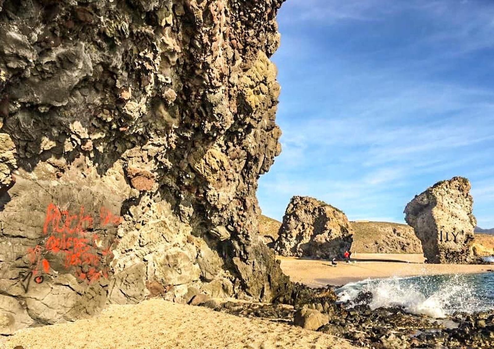 Aparece un grafiti pintado en la playa de Los Muertos.