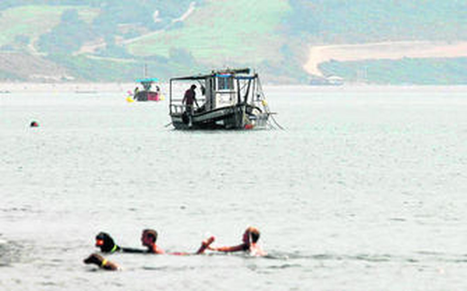 Pesqueros de La Línea faenando ayer tras retomar su actividad en uno de los caladeros provisionales habilitados por el Gobierno.