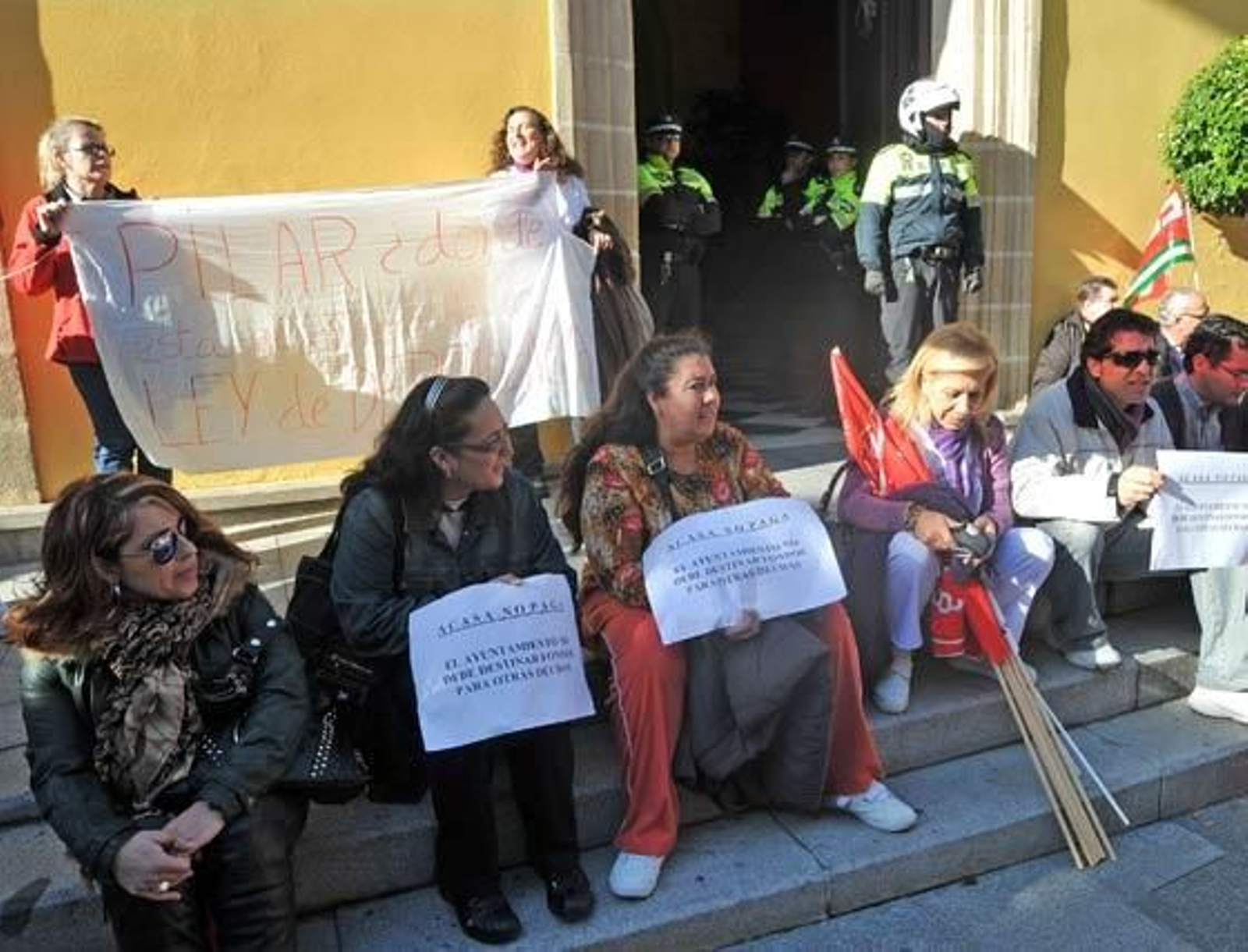 La Policía Local frena el intento de las trabajadoras de Acasa y Limasa de tomar el Consistorio si bien lograron ocupar la sede del grupo municipal del PSOE más tarde

Foto: Manuel Aranda