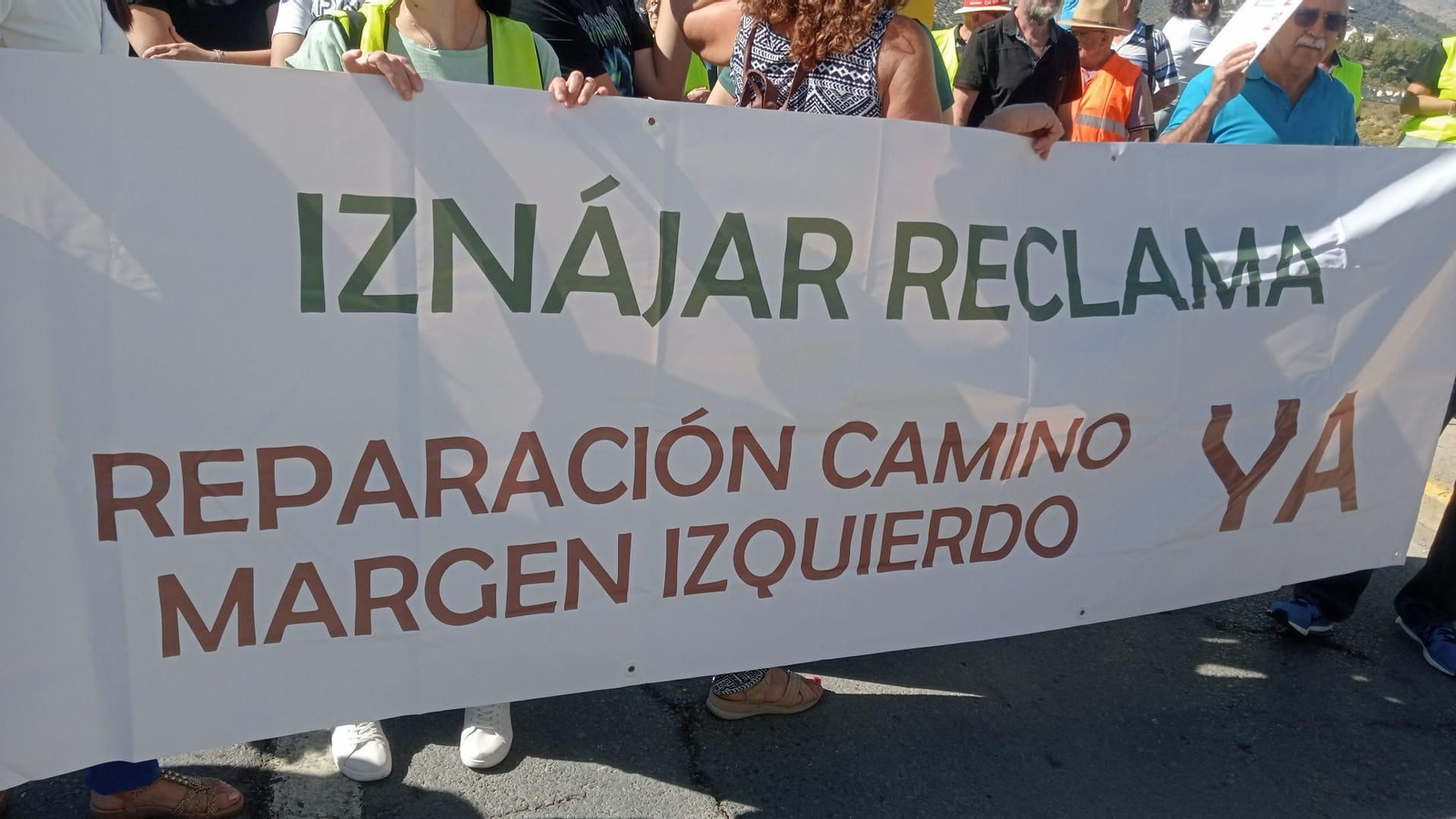 La protesta de Iznájar por el mal estado de las infraestructuras y los servicios públicos, en fotografías