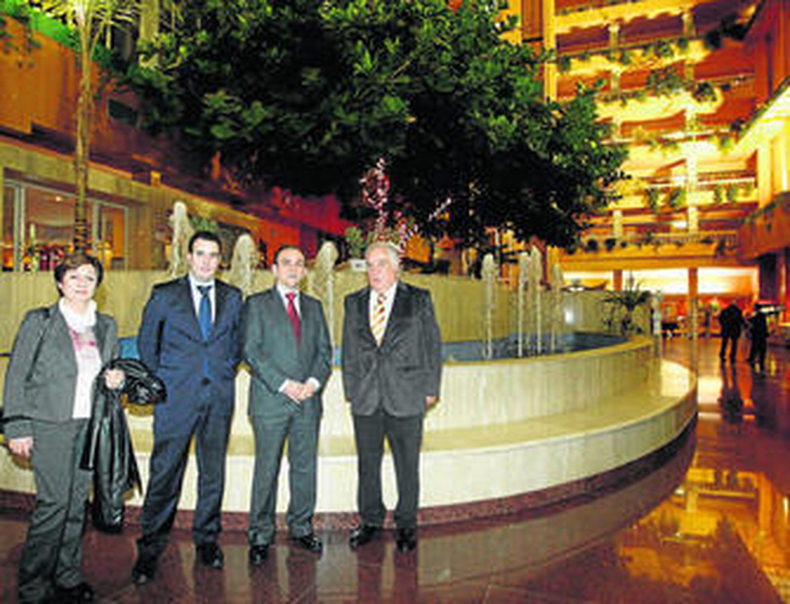 José María Rossell, presidente de Hoteles Playa Senator, con el consejero Rafael Rodríguez, en el Hotel Playacapricho.