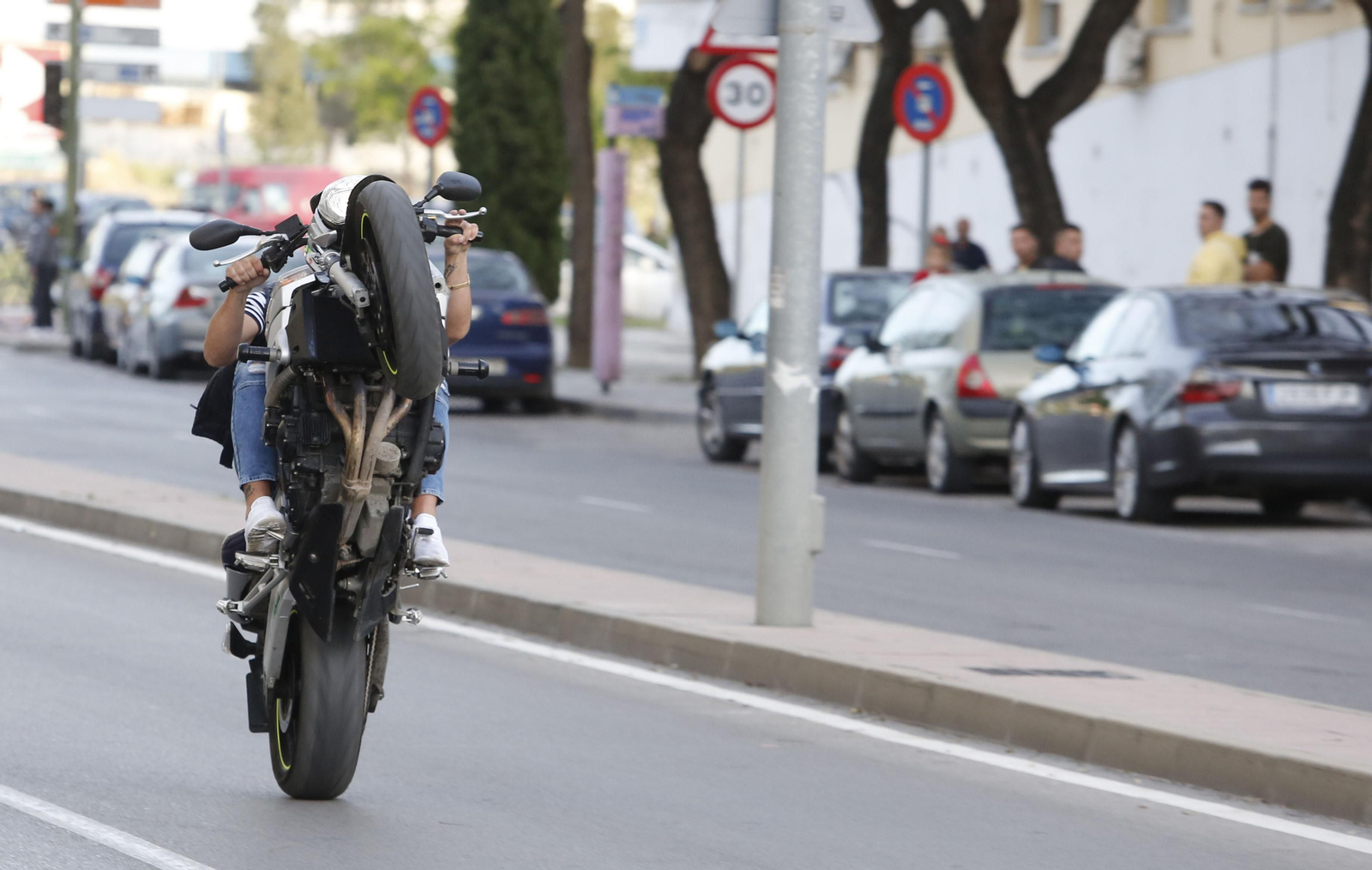 Un motorista haciendo el 'caballito'.