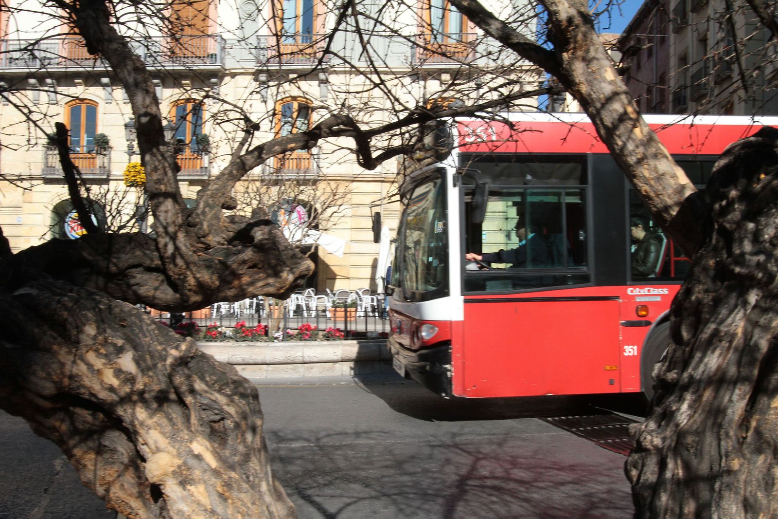 Un autobús circulando por Puerta Real.