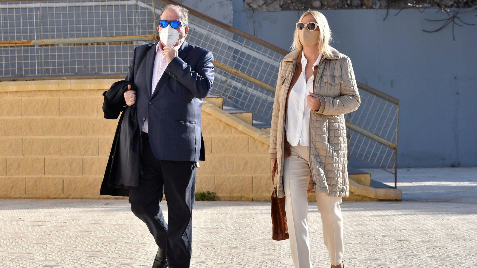 El exinterventor de El Ejido, José Alemán, llega a la vista oral junto a su mujer, Isabel Carrasco.