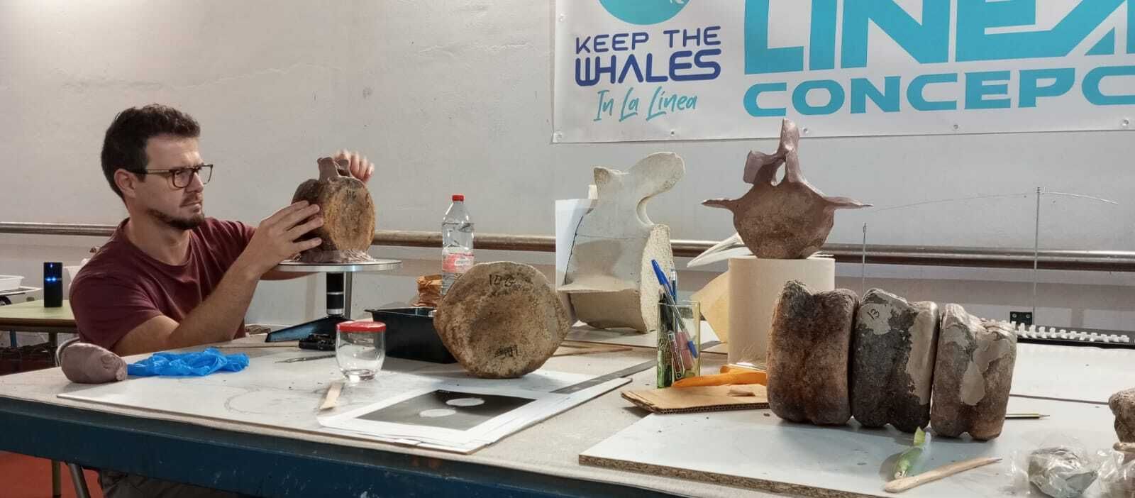 El escultor Yeyo Argüez, en los trabajos de restauración