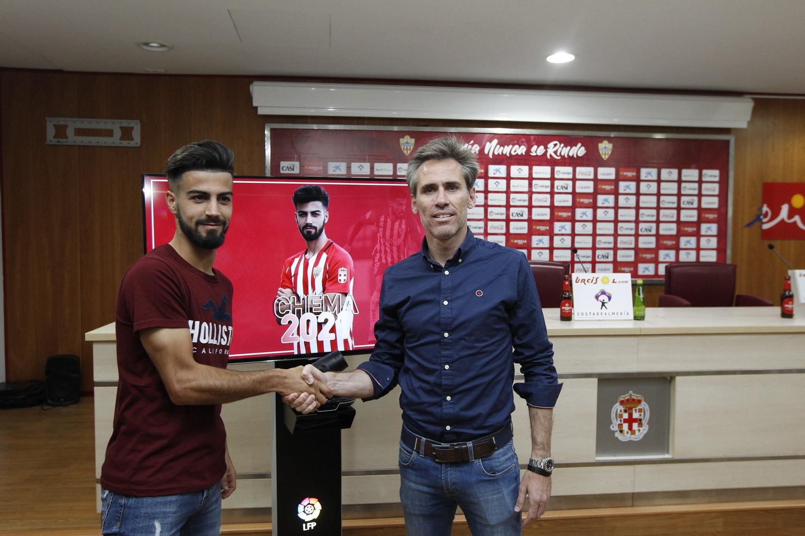 Chema estrecha la mano de Corona tras ampliar su contrato hasta 2021