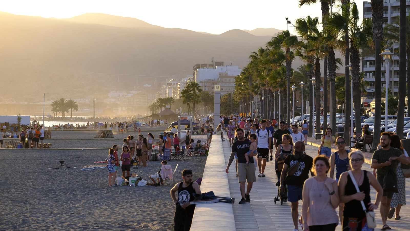 Imágenes de las hogueras de la Noche de San Juan en Almería capital