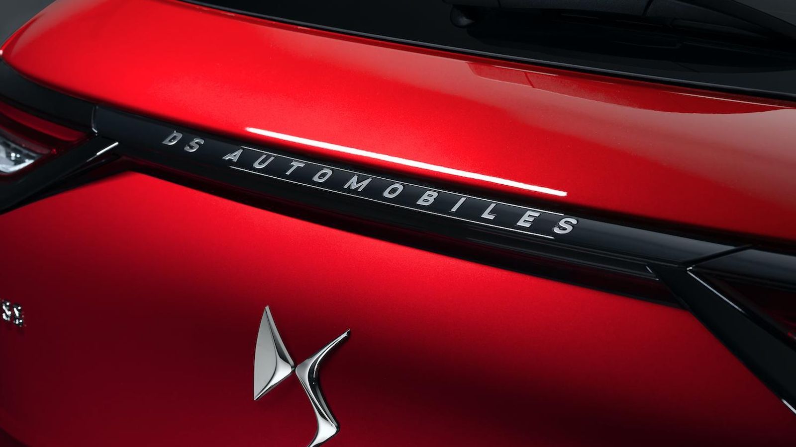 Es la tira que une los dos pilotos, en plástico lacado, el elemento que distingue a estos DS 3 2023.