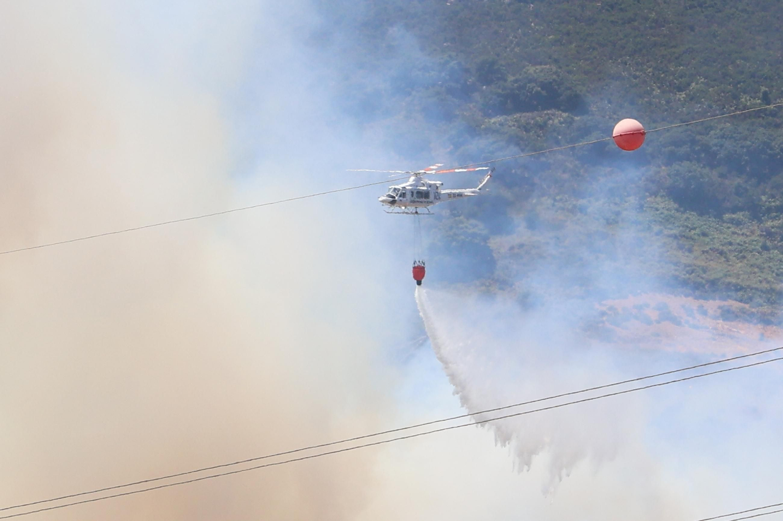 Las fotografías del incendio en el paraje de Botafuegos, en Algeciras