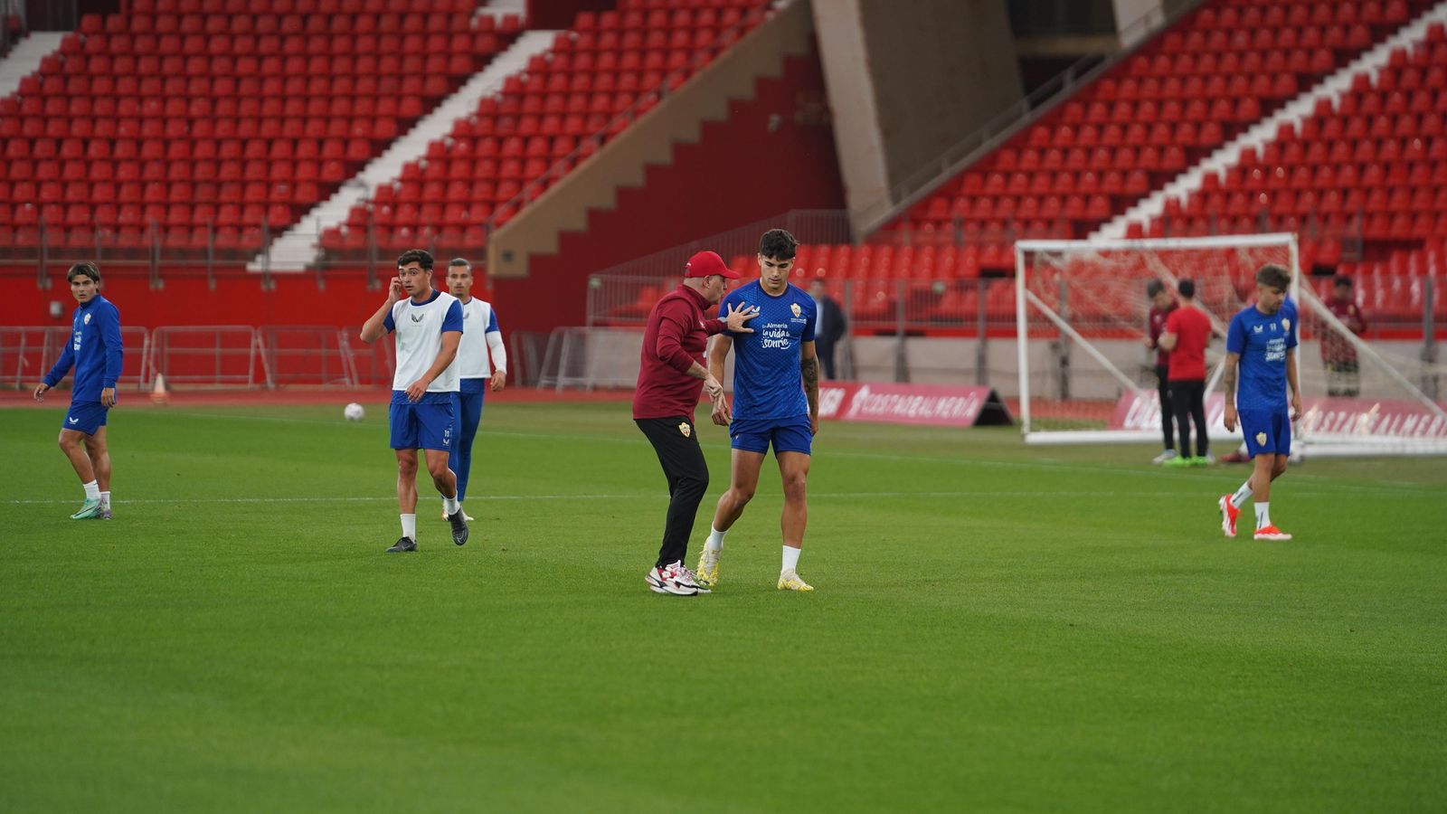 Pepe Mel habla con Paco Sanz en uno de los entrenamientos en el Power Horse Stadium.