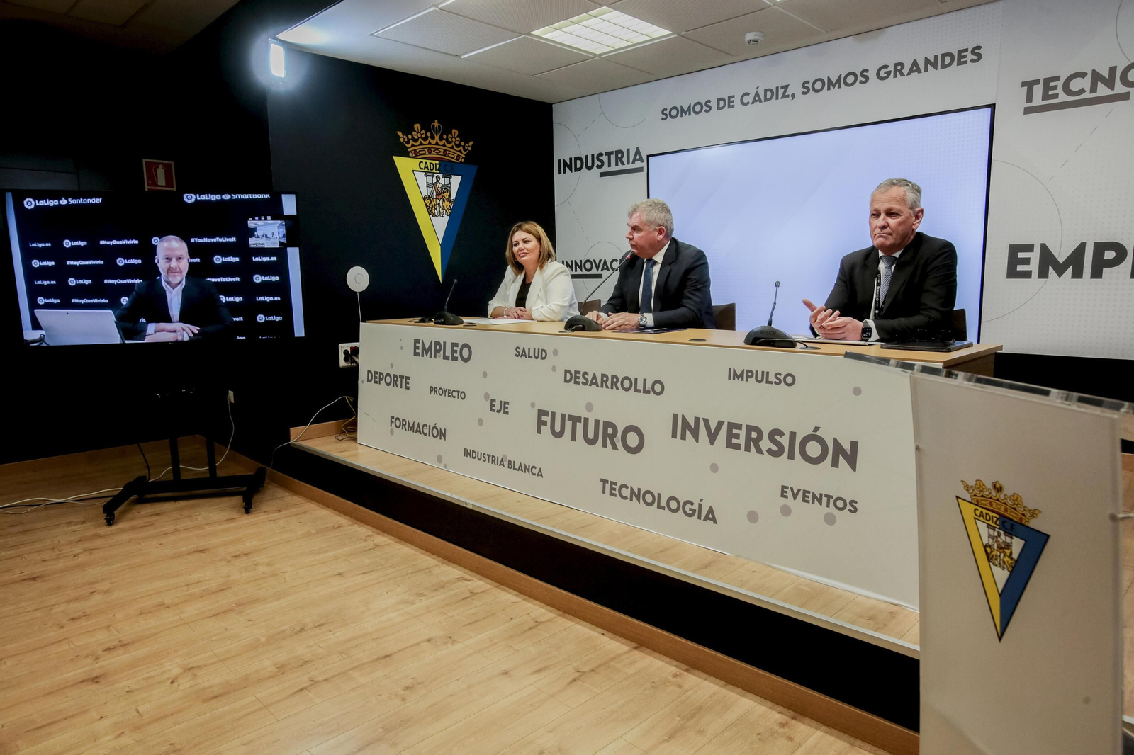 Elena Amaya, Manuel Vizcaíno y Ricardo Gómez, en un momento de la presentación.