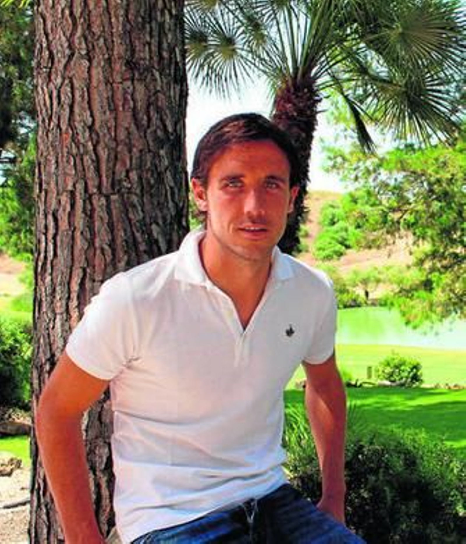 Verdú se apoya en uno de los árboles con el campo de golf de Montecastillo al fondo.