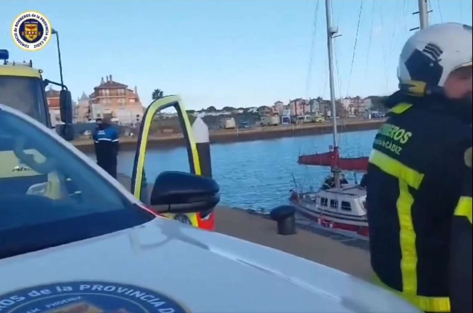 Los efectivos de bomberos ante el velero incendiado en un pantalán de Puerto Sherry, en El Puerto de Santa María Los efectivos de bomberos ante el velero incendiado en un pantalán de Puerto Sherry, en El Puerto de Santa María