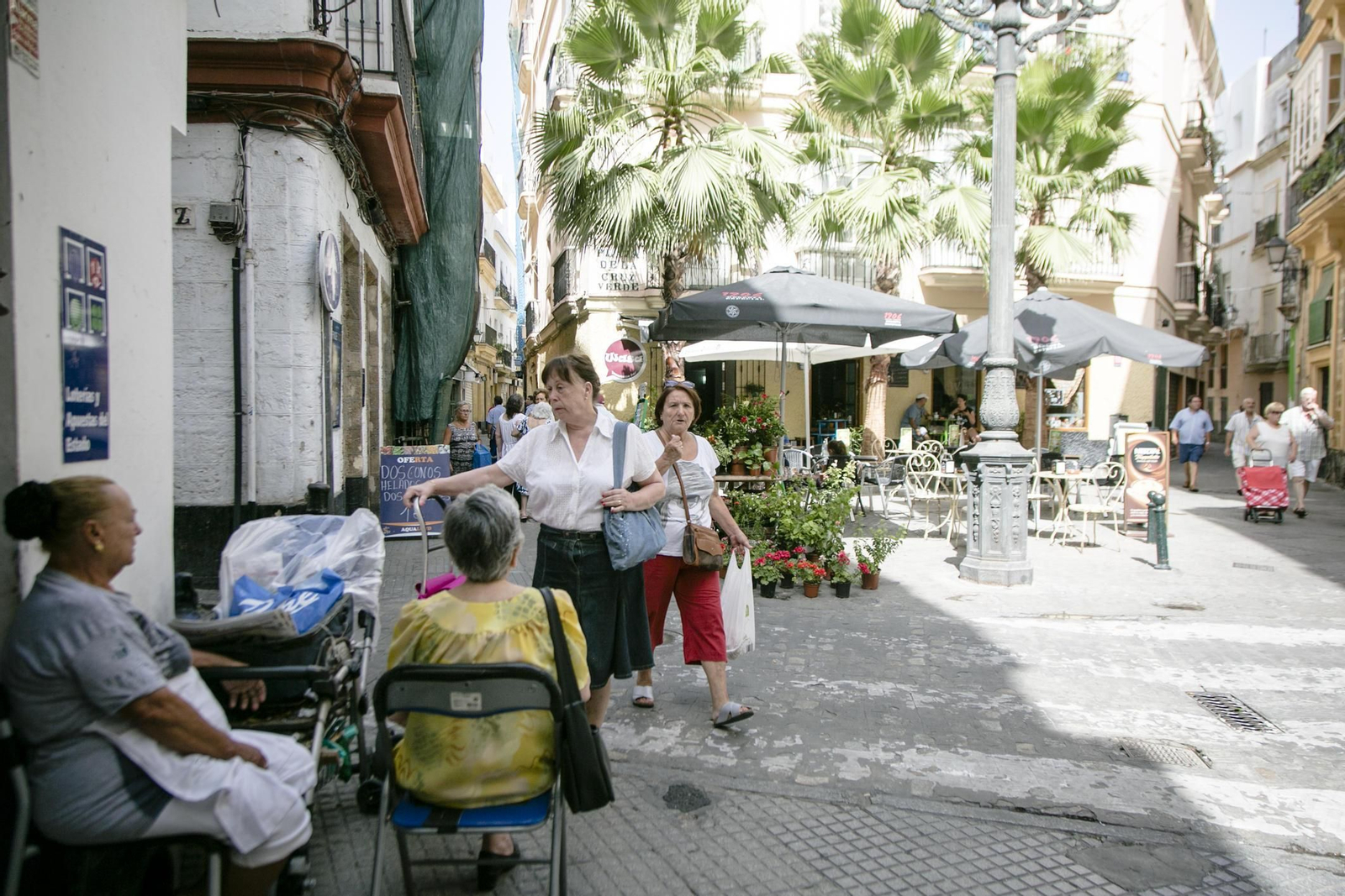 Luisa, vendedora de periódicos, vigila la plaza de la Cruz Verde desde la esquina con la calle Cruz.