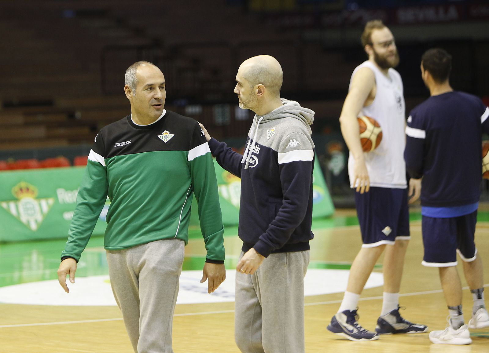 Curro Segura dialoga con Javi Carrasco, ayudante en el Betis Energía Plus, durante un entrenamiento.