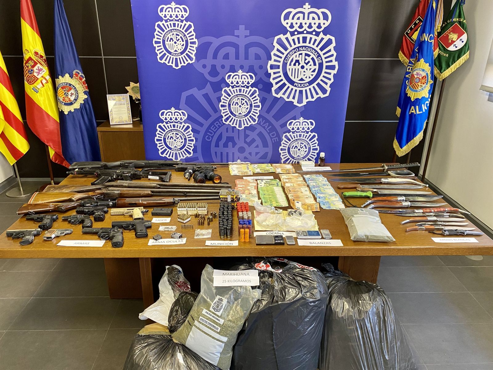 Imagen de los objetos y la droga recuperada por la Policía Nacional en la operacion contra la peligrosa banda