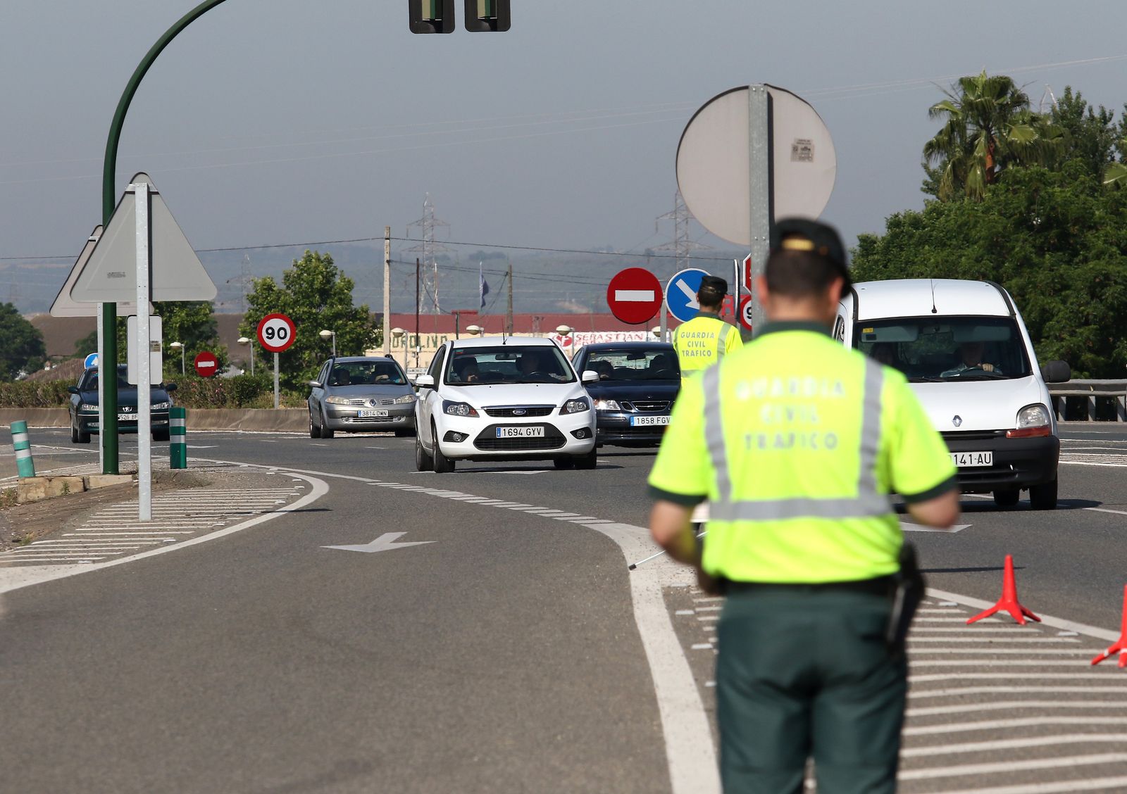 Agentes de la Guardia Civil de Tráfico en labores de control en la carretera.
