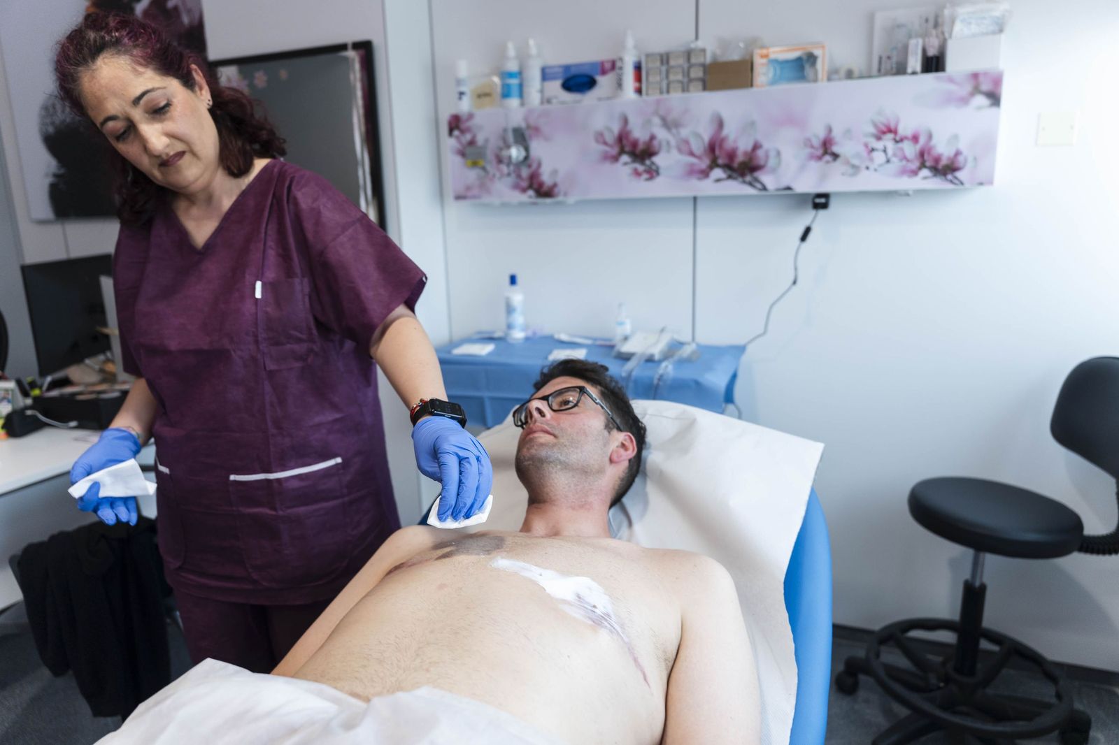 Un tratamiento de micropigmentación por mastectomía en un hombre, en imágenes