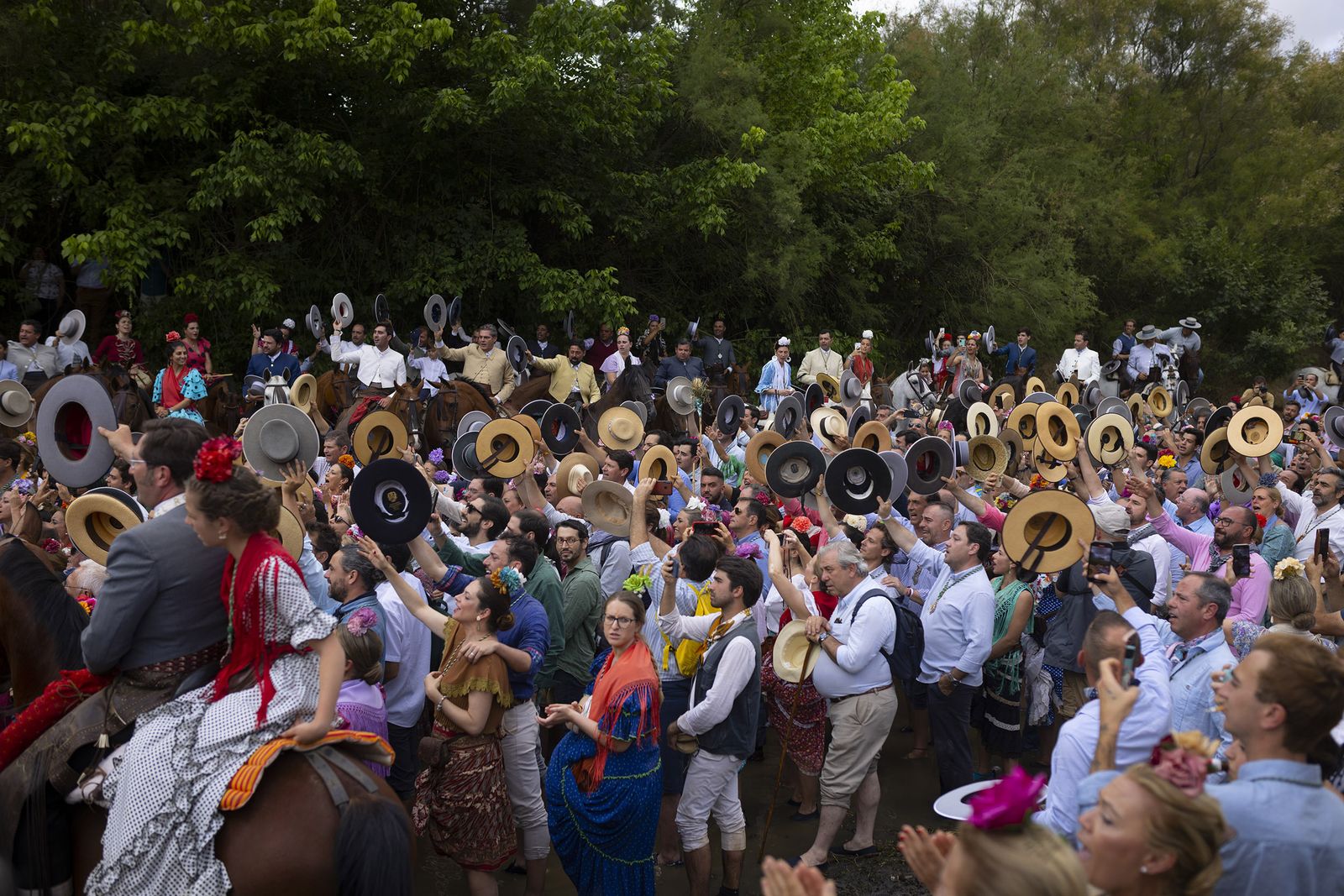 El paso de Triana y Sevilla por el Vado del Quema, en imágenes