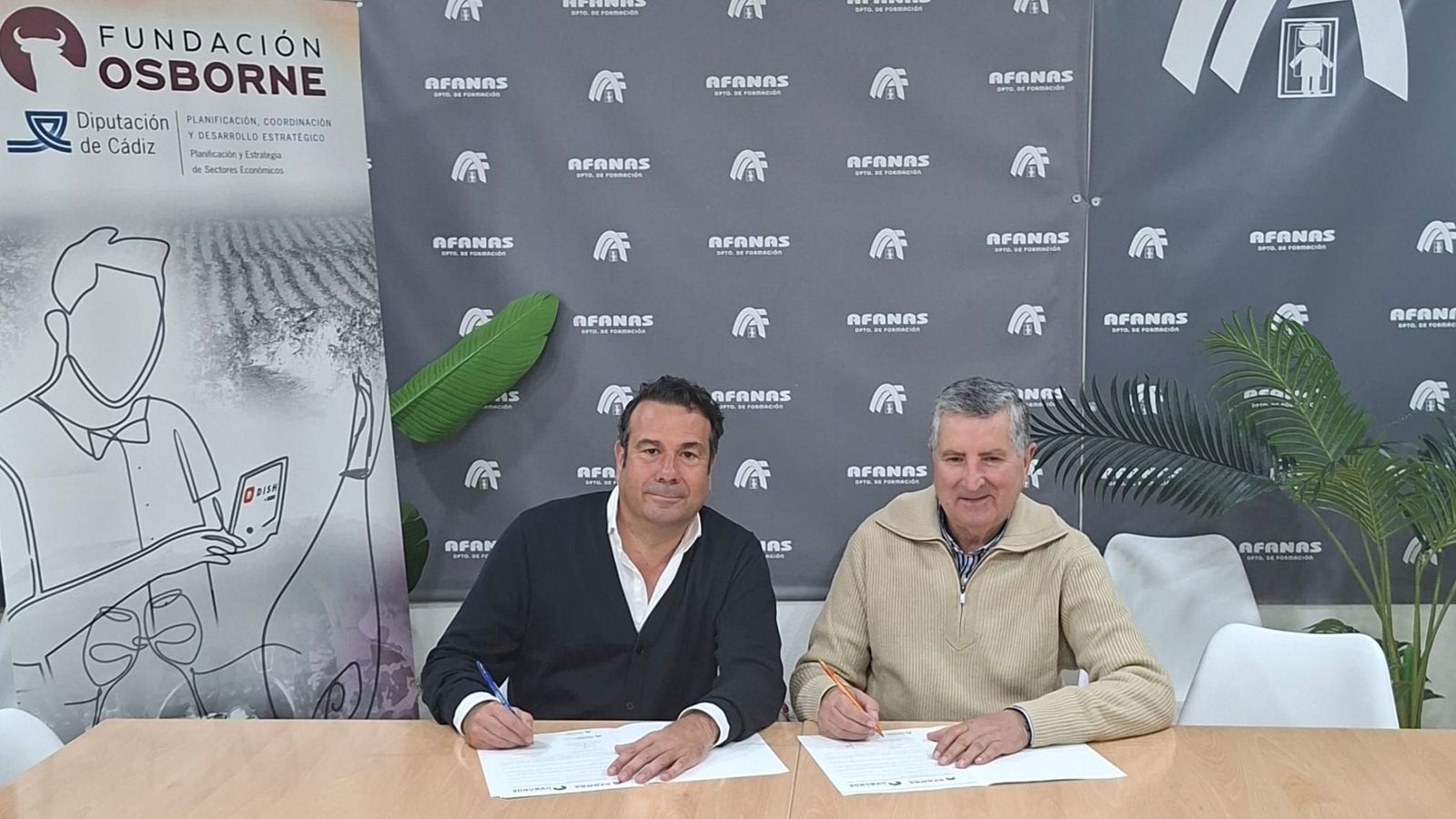 Un momento de la firma del convenio entre Afanas y Osborne.