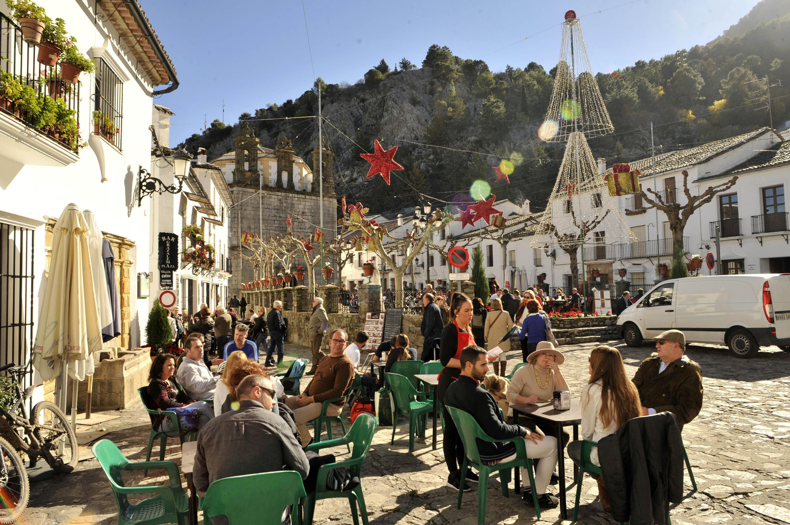Turistas disfrutan del buen tiempo en una terraza de Grazalema durante este puente de la Inmaculada.