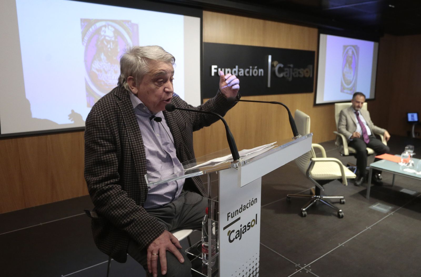 Enrique Valdivieso, en la Fundación Cajasol presentando el libro de Fernando Gabardón (al fondo).
