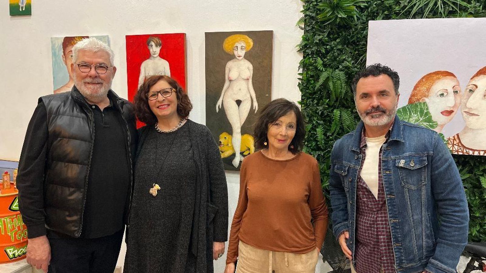 Jordi Llorens, Assumpcio Cameros, María Antonia Colón y  José Montero, visitando la muestra.