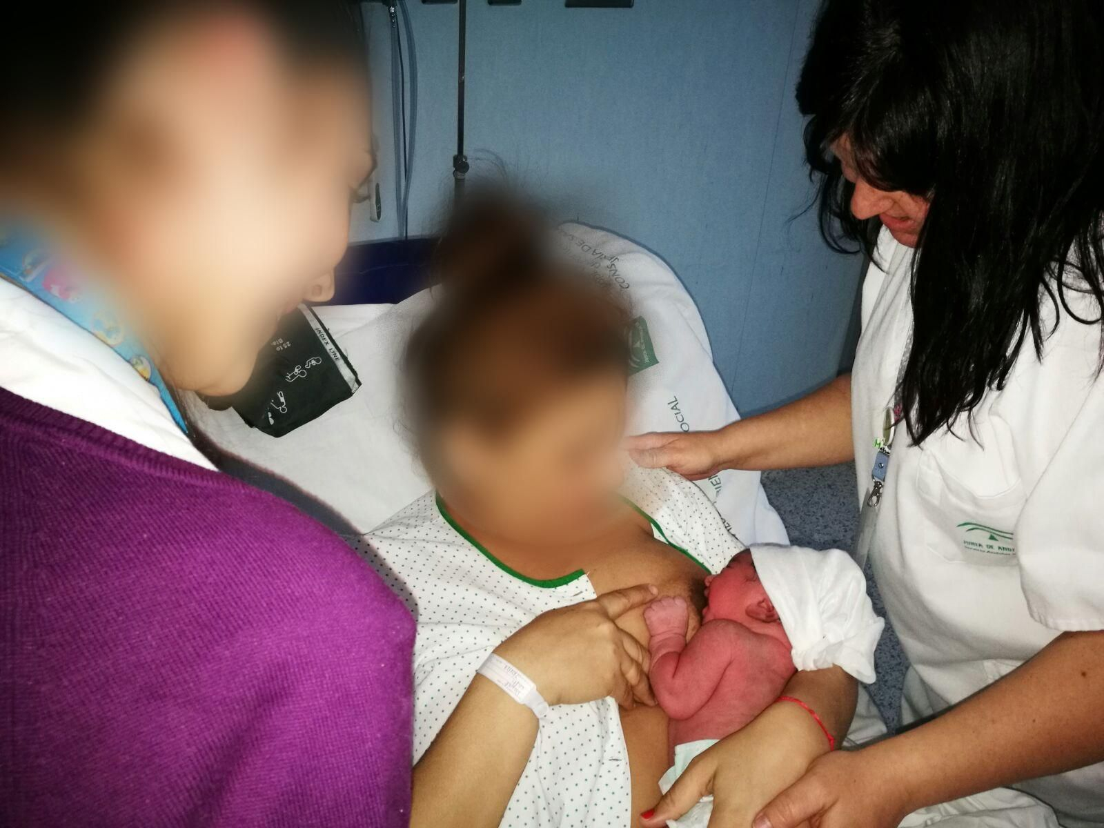 Matronas del Poniente durante la atención a una mujer que acaba de dar a luz a su bebé