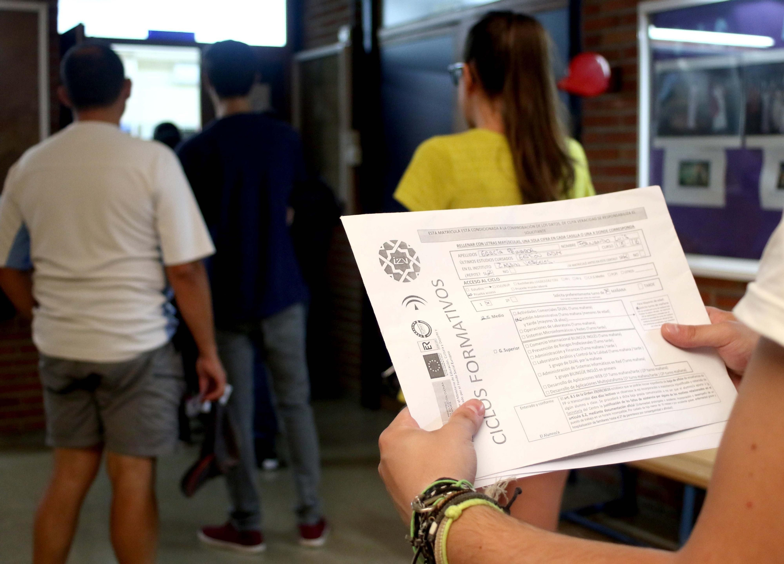 Impresos de matrícula en el IES Zaidín Vergeles.