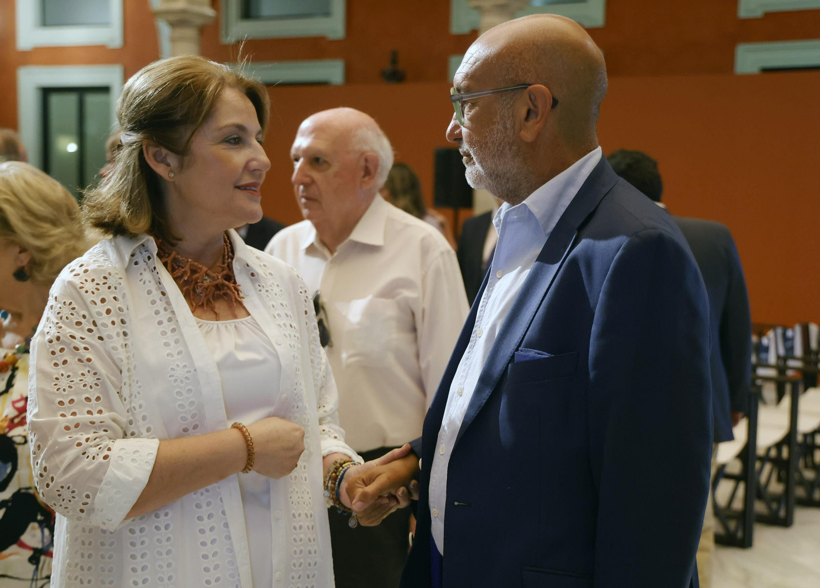 Presentación del libro  'Juan Robles, la sonrisa del tabernero' de Carlos Navarro, todas las imágenes