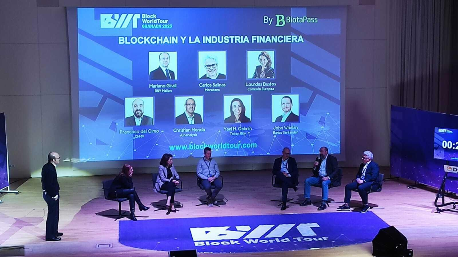 Durante el primer día los asistentes pudieron disfrutar de una variedad de mesas de debate acerca del mundo Blockchain.