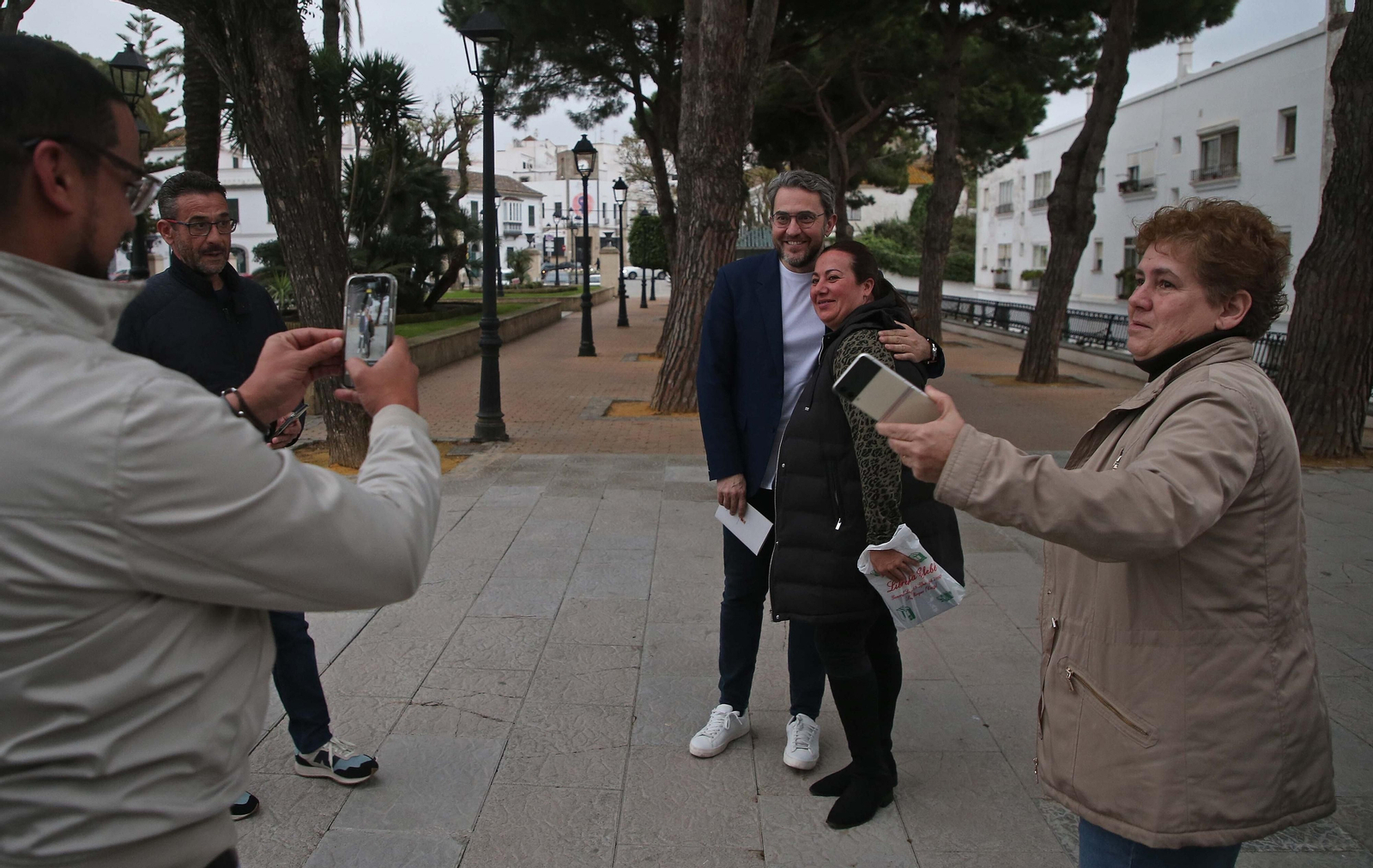 Fotos de Máximo Huertas  en los encuentros literarios del Aula de Literatura José Cadalso de San Roque.