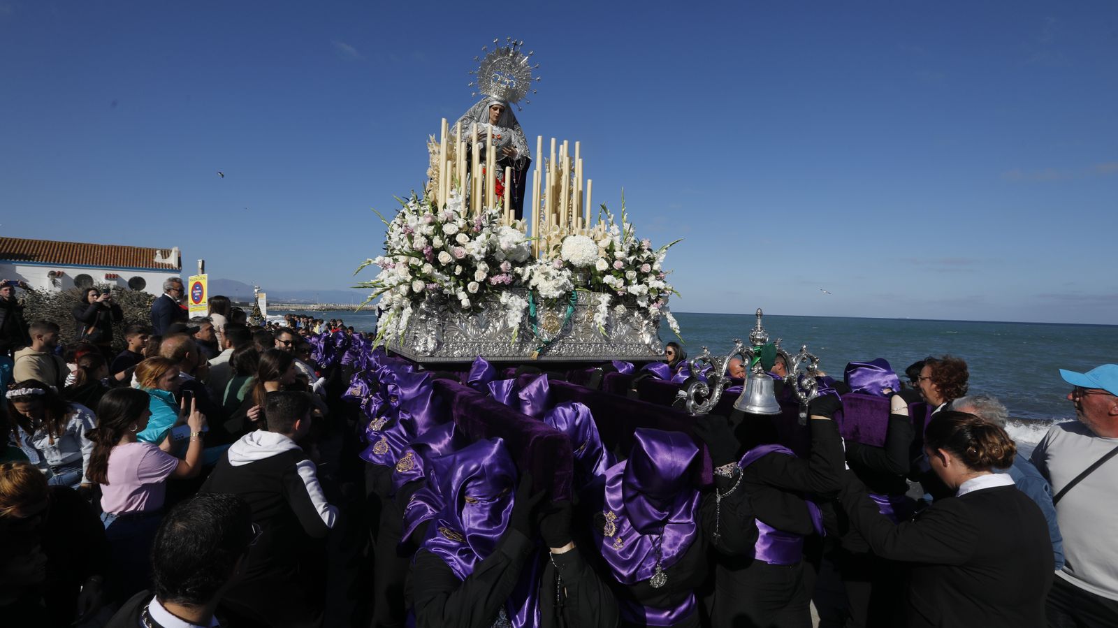 Las fotos del Viernes Santo en la Línea:  Cristo del Mar y Luz y Esperanza Nuestra, Soledad y Santo Entierro, Cristo del Amor y Misericordia y Amargura