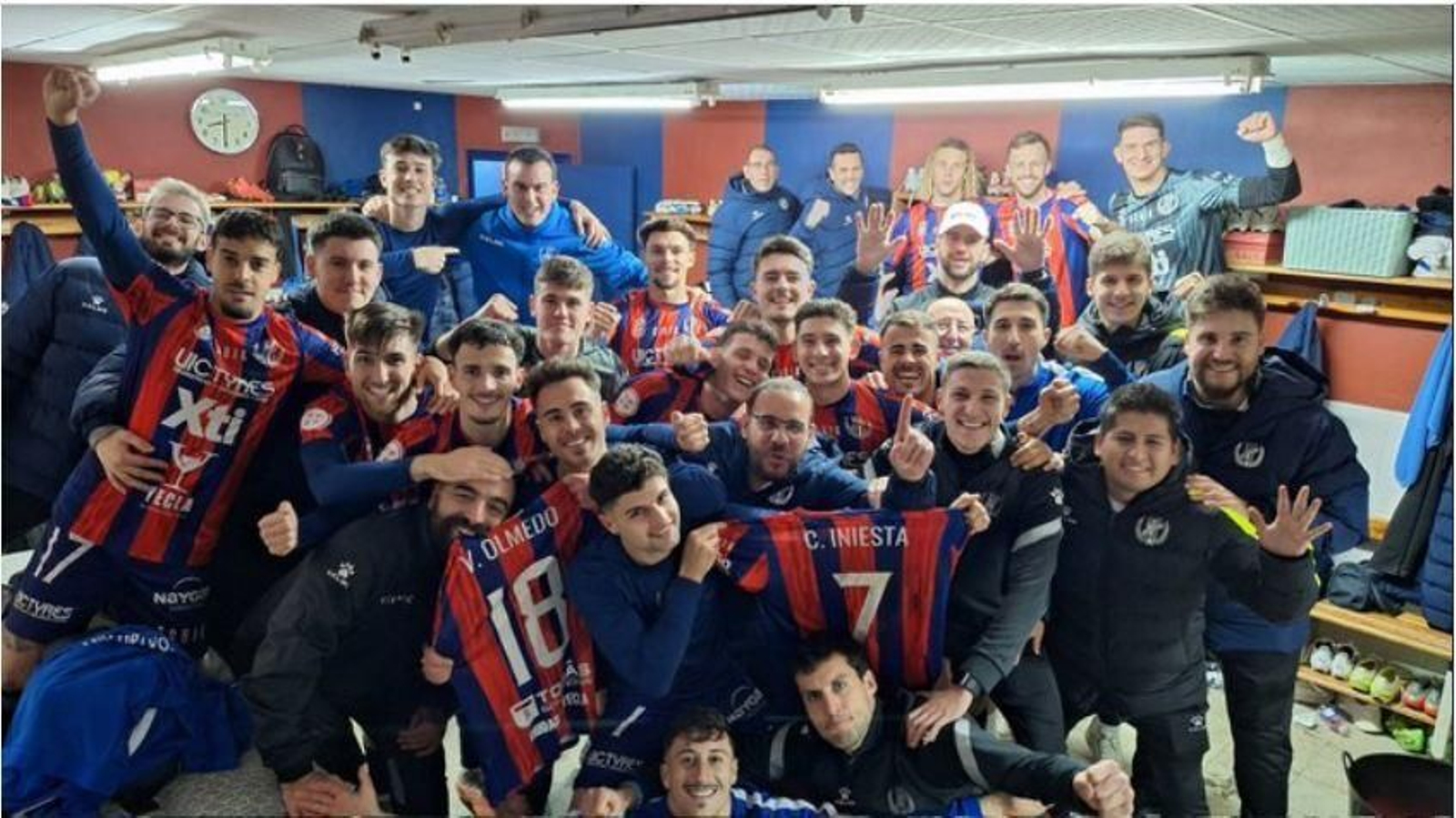 El vestuario del Yeclano celebra su desembarco en el liderato