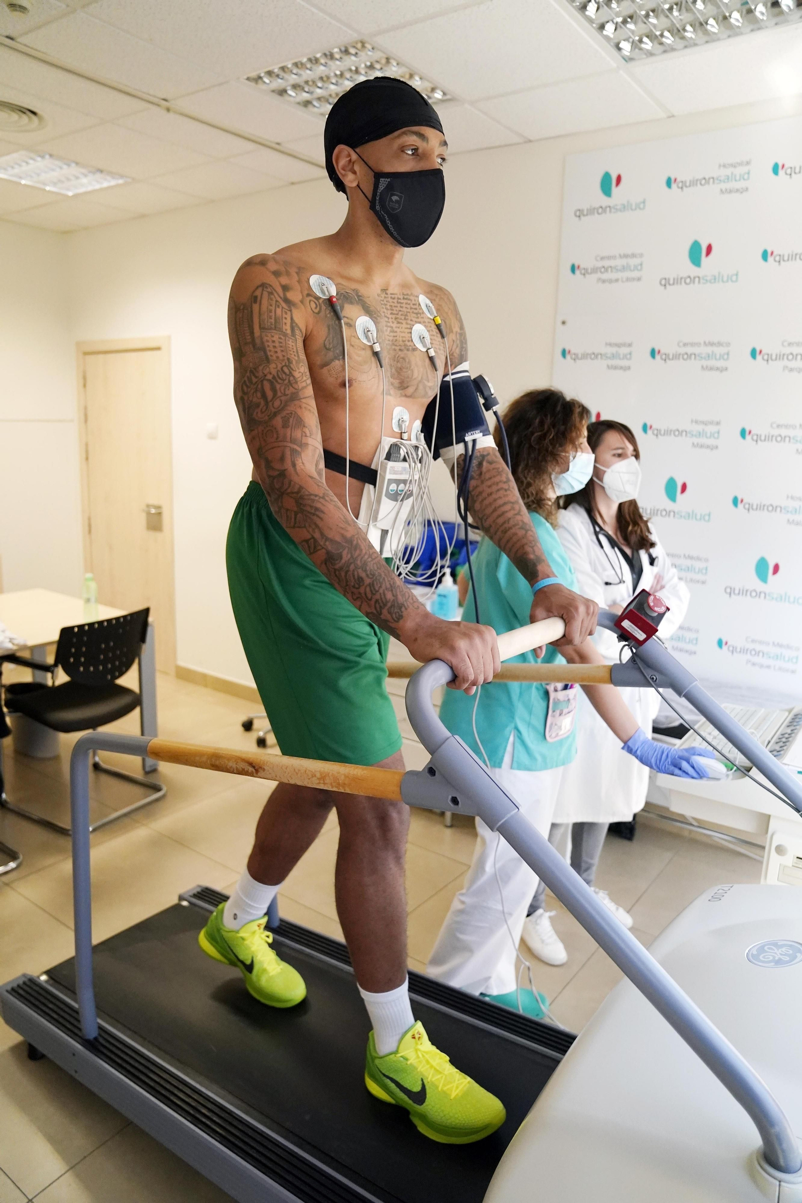 Las fotos del primer día de Malcolm Thomas: aeropuerto, examen médico y entrenamiento