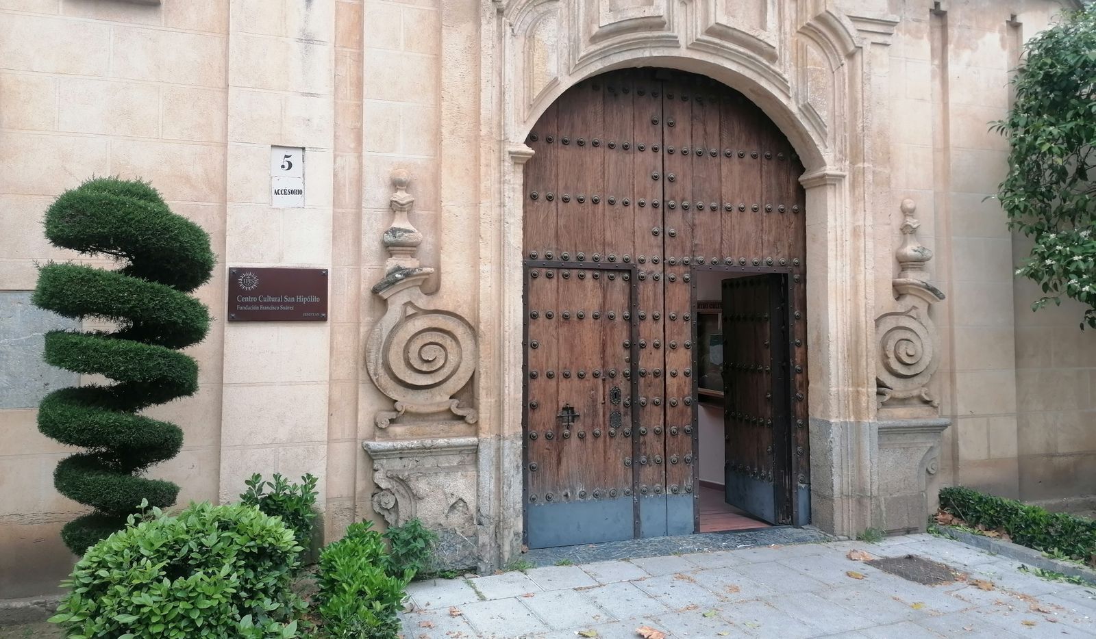 Imagen de la fachada de acceso al patio de la Real Colegiata de San Hipólito.