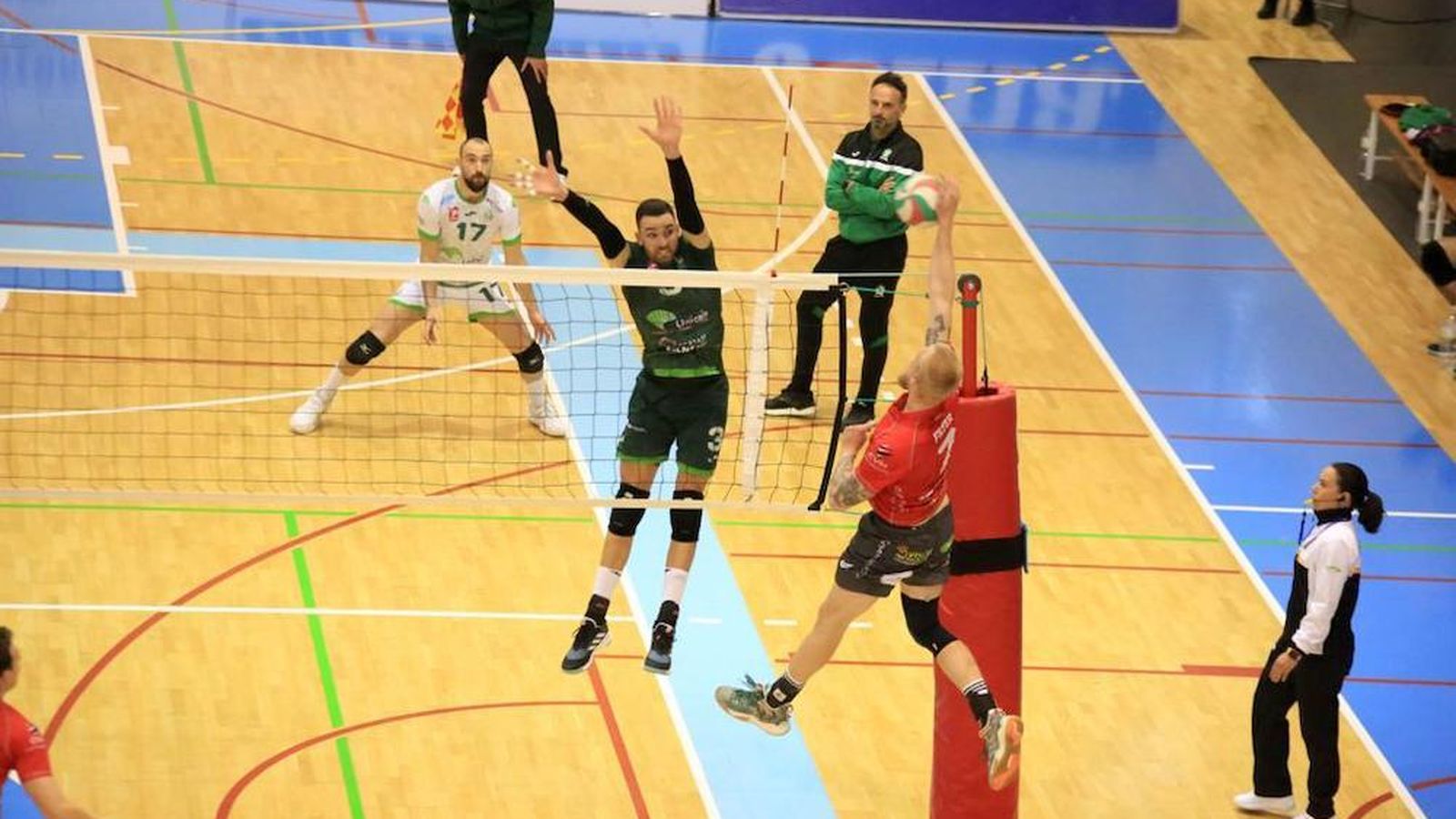 Víctor Rodríguez intenta bloquear un remate del conjunto balear.