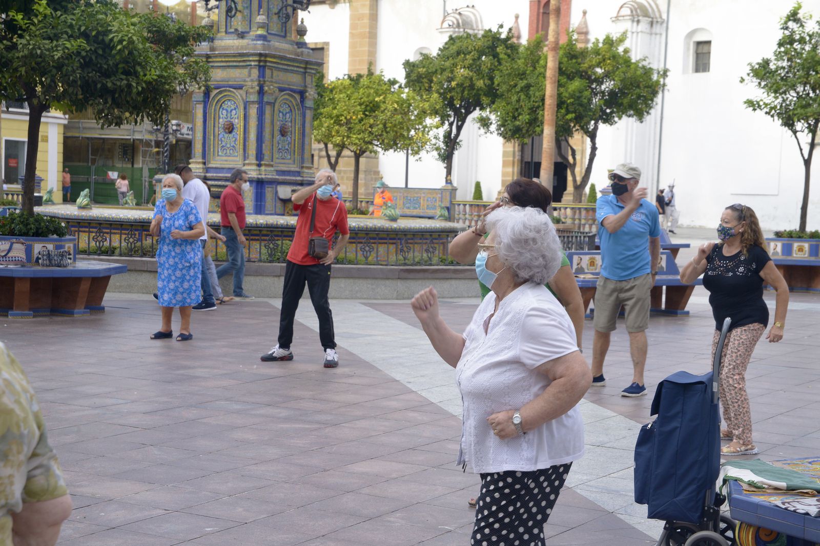 Fotos de personas mayores haciendo gimnasia en la Plaza Alta