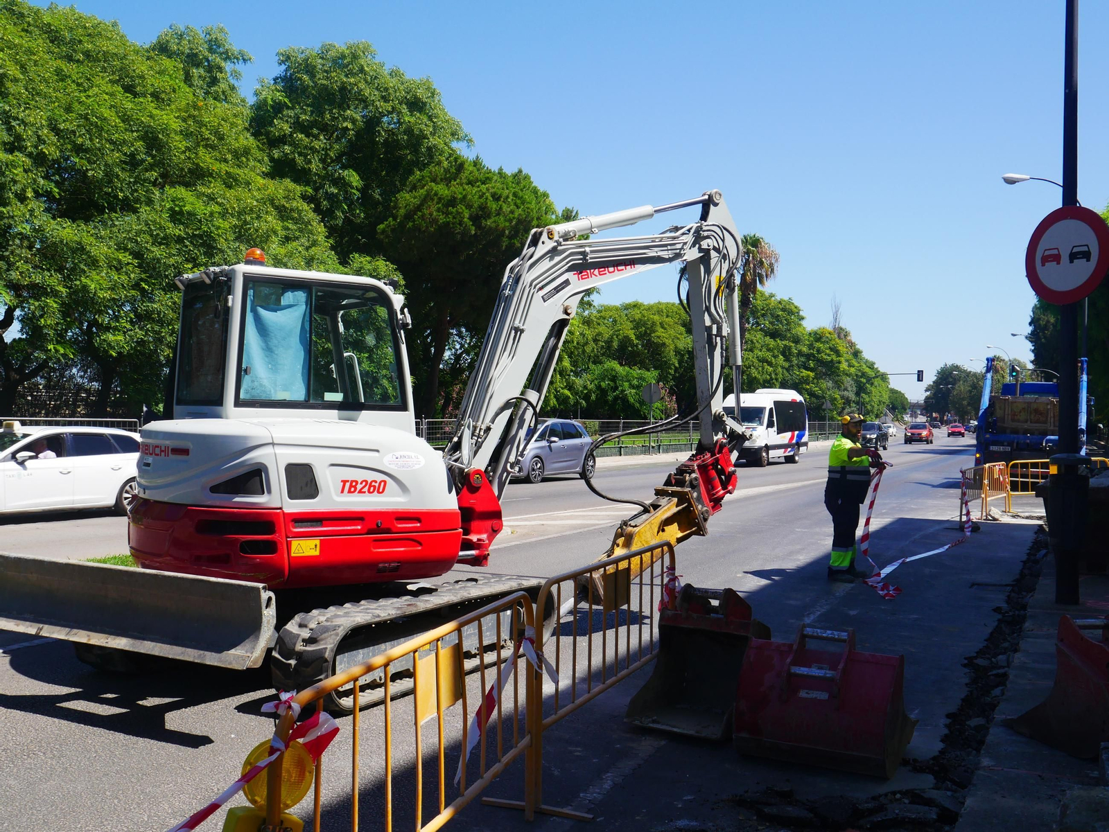Los operarios ya trabajan en la zona con maquinaria.