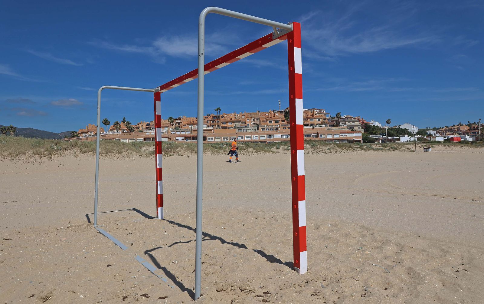 Imágenes de los preparativos para  la temporada de playas en Getares