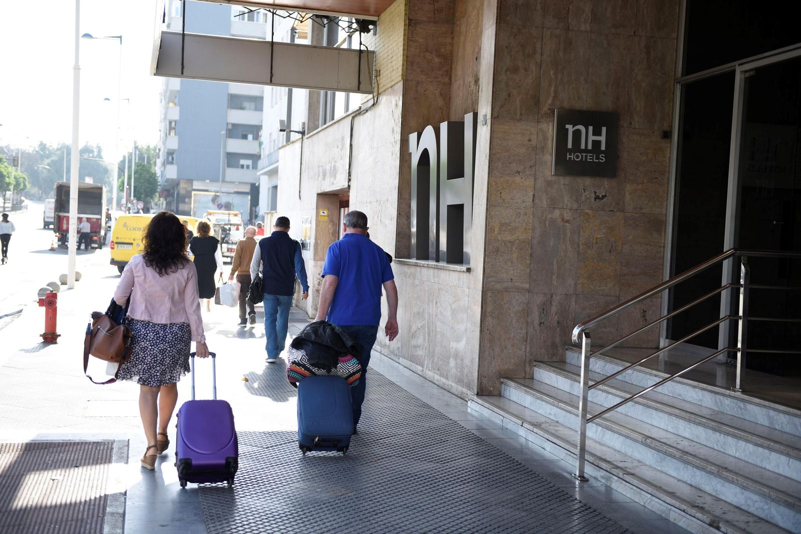 Turistas salen de un hotel de Huelva
