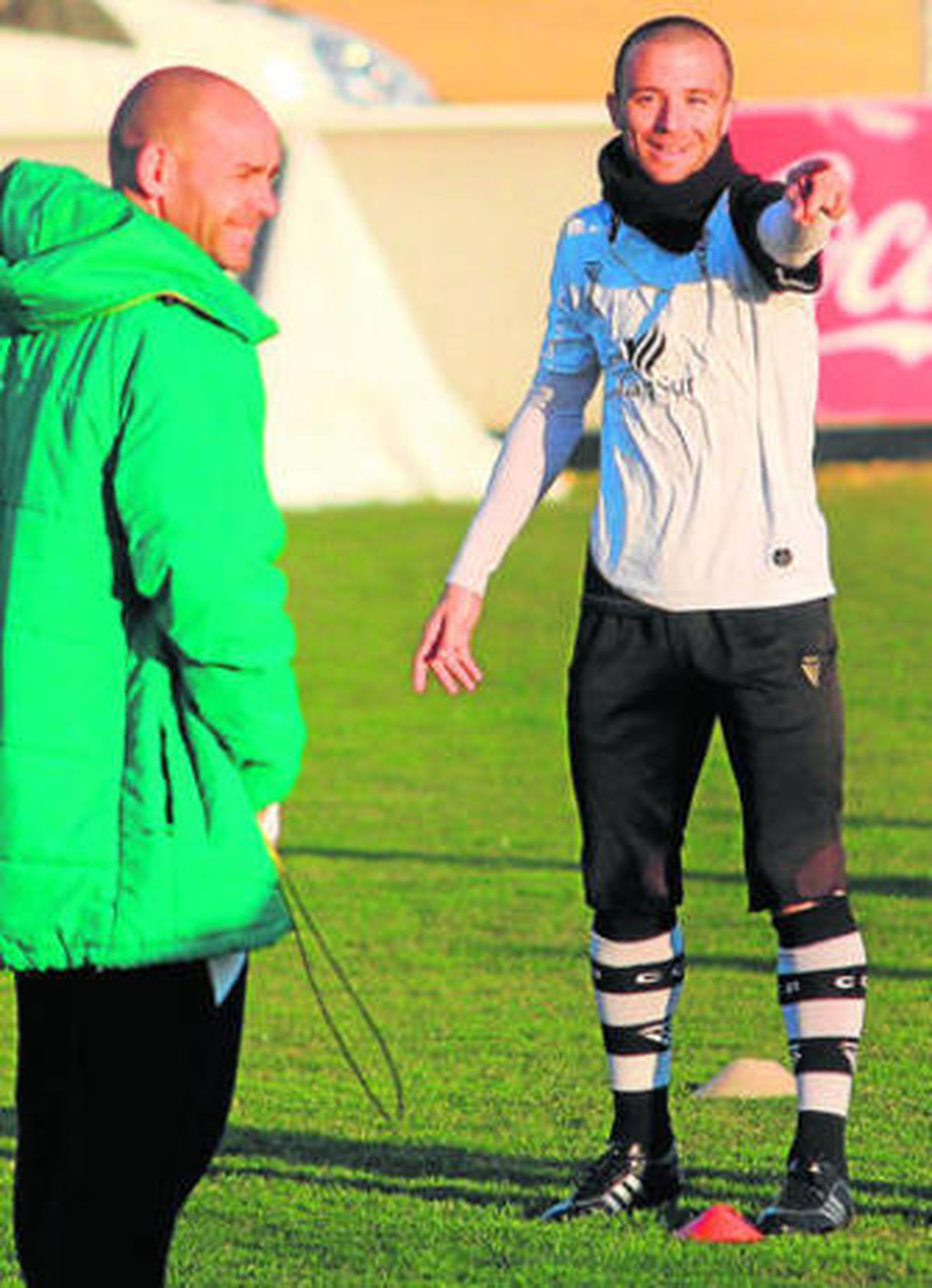 Un sonriente Pepe Díaz dialoga con el técnico Paco Jémez durante la sesión de entrenamiento de ayer en la Ciudad Deportiva.