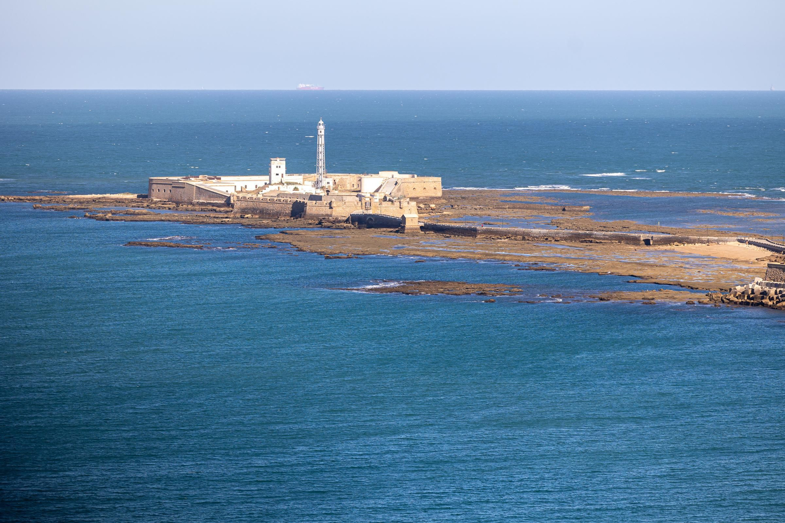 Imágenes del vuelo de despedida de los 'Sea King'  de la Quinta Escuadrilla de la FLOAN de la Armada por la Bahía de Cádiz