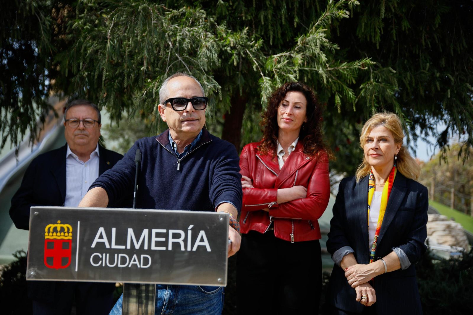 Las imágenes de la plantación de un olivo y el entierro de una cápsula del tiempo
