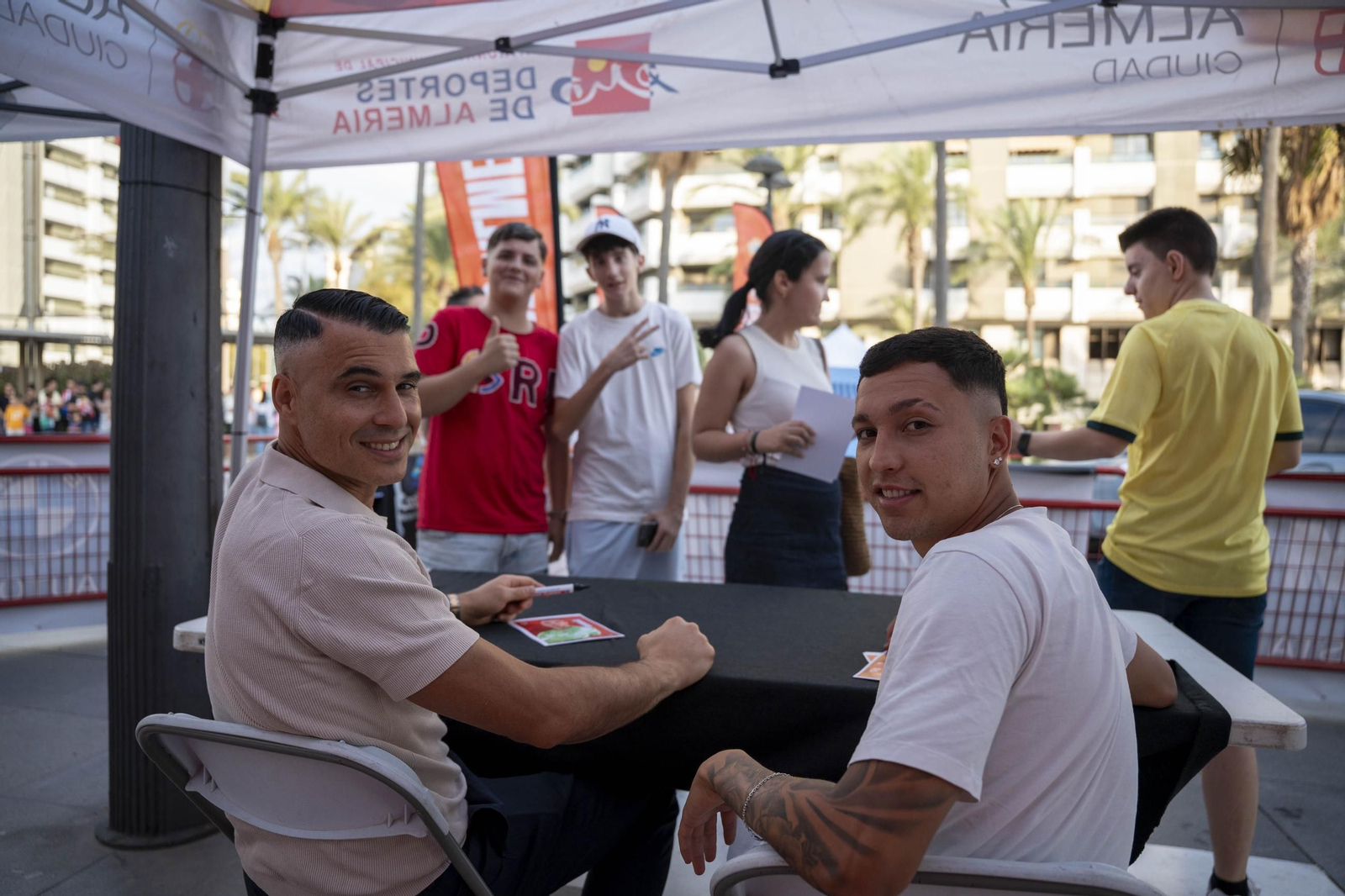 Los jugadores de la UDA Thalys y Andrés firman autógrafos