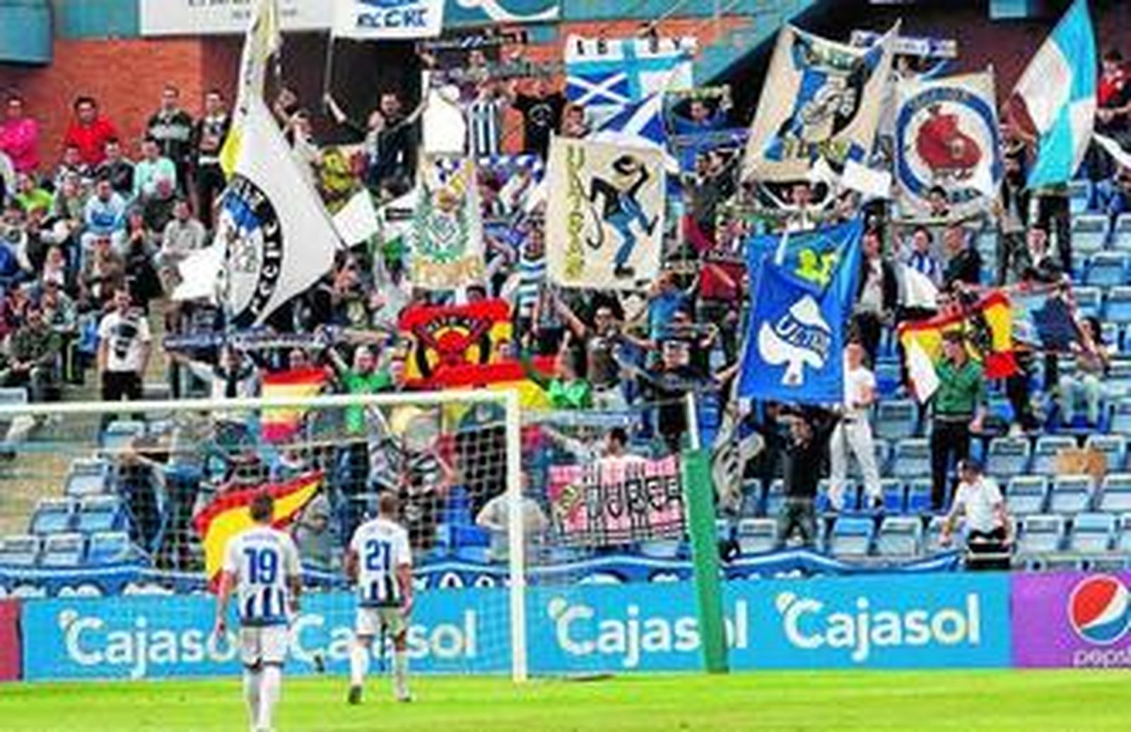 1. Los jugadores del Recre saludan a los aficionados del gol norte tras finalizar el encuentro. 2. Dani lamenta la clara ocasión de gol fallada nada más entrar en el terreno de juego. 3. Juan Merino ejerció de titular en el banquillo albiazul por segunda vez y, como en Vigo, sumó otro partido sin perder. 4. Los seguidores del Xerez entraron más tarde por un problema en el autobús.